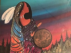Femme amérindienne tenant un tambour de méditation