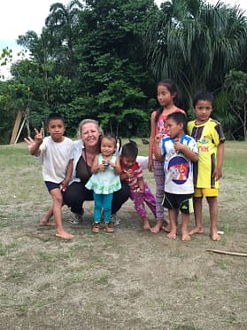 Enfants Shuars avec Katia