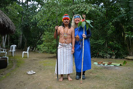 Maître Chaman Shuar Equateur Amazonie avec Katia